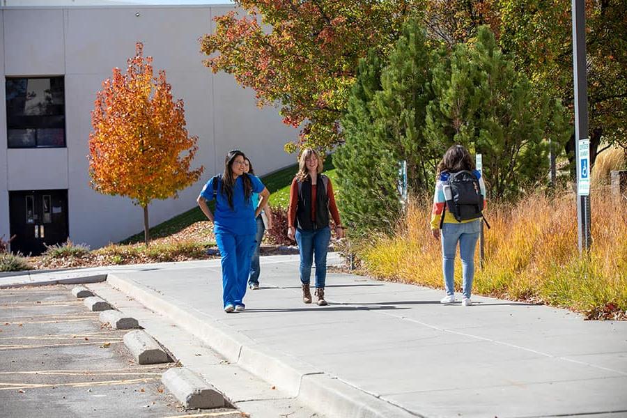 太阳集团娱乐场登陆网站 Students Tour Campus